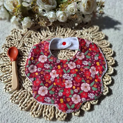 Bavoir forme fleur motifs fleurs